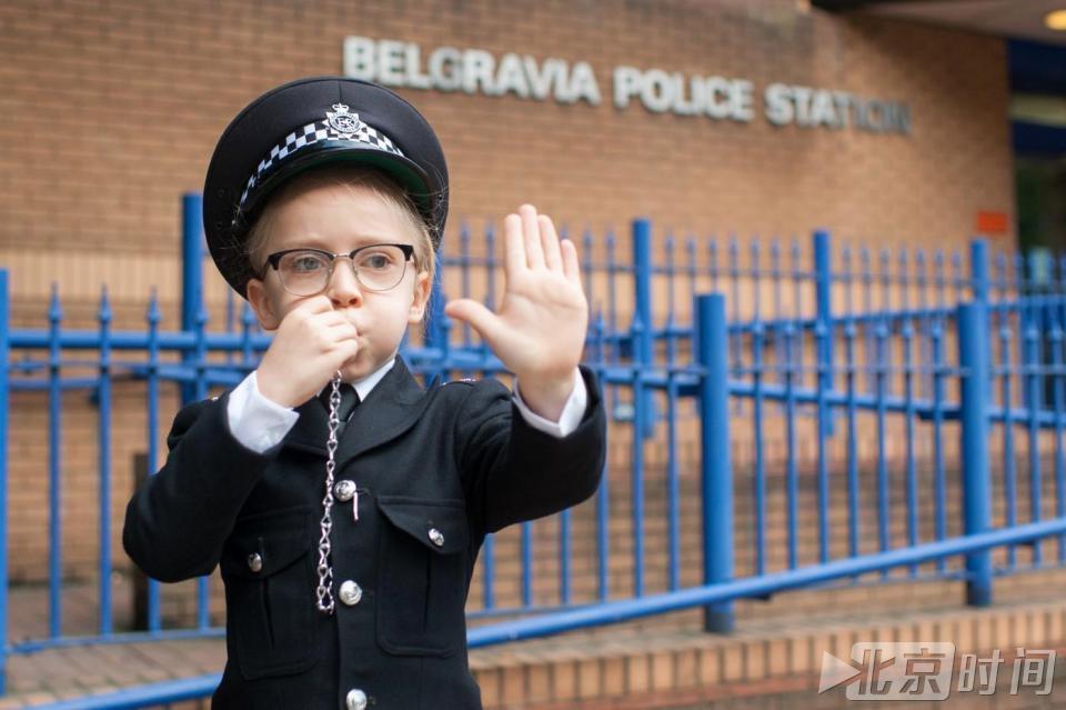 英国7岁重病儿童圆警察梦 穿警服保卫白金汉宫