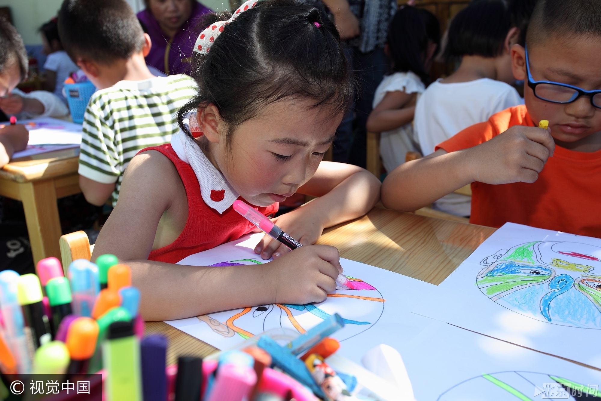 活动现场内容丰富,小孩子们都玩疯了, 孩子们用雄黄酒在小孩脑门上画王字、用艾草编花环、包粽子、制作香囊、画钟馗、赛龙舟等精彩不断, 孩子们的笑声充满着整个校园。