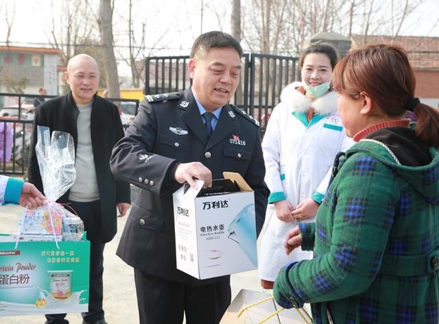 扶沟县公安局到柴岗乡丁庄行政村开展爱心扶贫