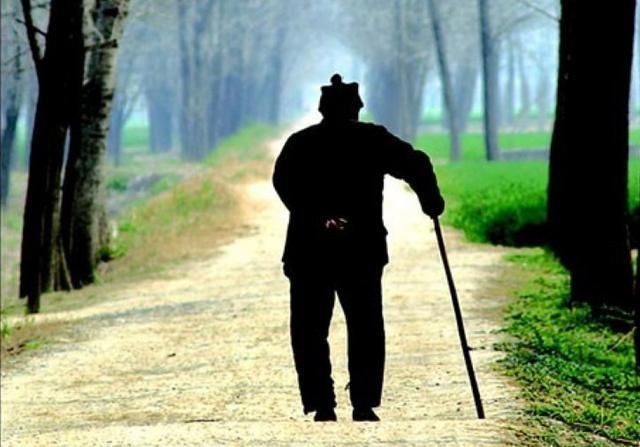 两儿巨富,母亲乞讨门前,屋内送出碗馊稀饭,却救了儿媳命