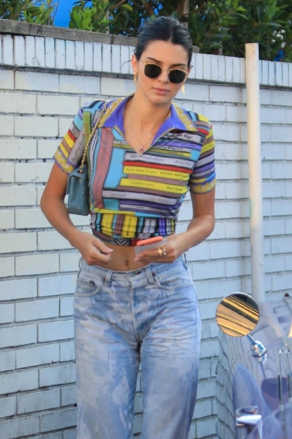 肯达尔詹娜年收入1000万美元,网友:难怪她出门