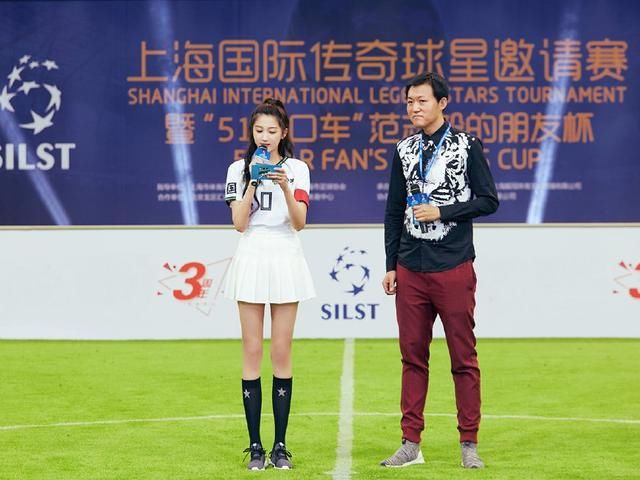 杨幂baby穿球衣很美了,不料关晓彤更厉害,腿长