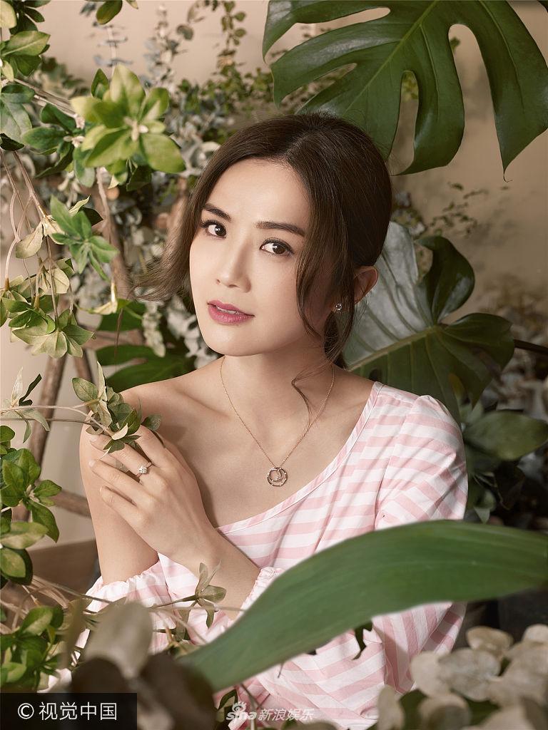 组图:阿sa拍大片坠入花丛似仙子 大秀香肩甜美可人