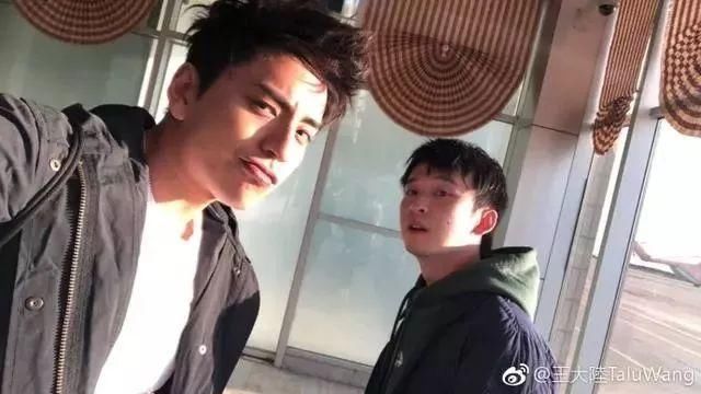 高能少年团曝海报拍摄花絮,董子健的身高真是