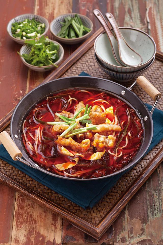 麦乡火锅米线系:一碗酥肉火锅米线极具代表性,酥酥的麻麻的满是重庆