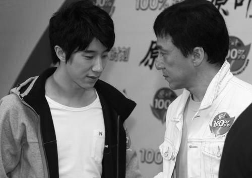 孟非激怒成龙_成龙一年收入(3)