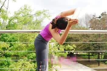 半月式瑜伽有效减腰腹脂肪:半月式瑜伽动作图