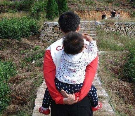 8个月宝宝莫名反复高烧,就是因为大人经常对孩