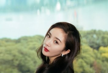 《明日之子2》杨幂玩华晨宇衣服带子 网友:这