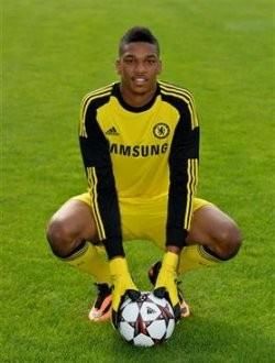 踢足球个子矮也受欺负?英冠门将欺负对方个矮