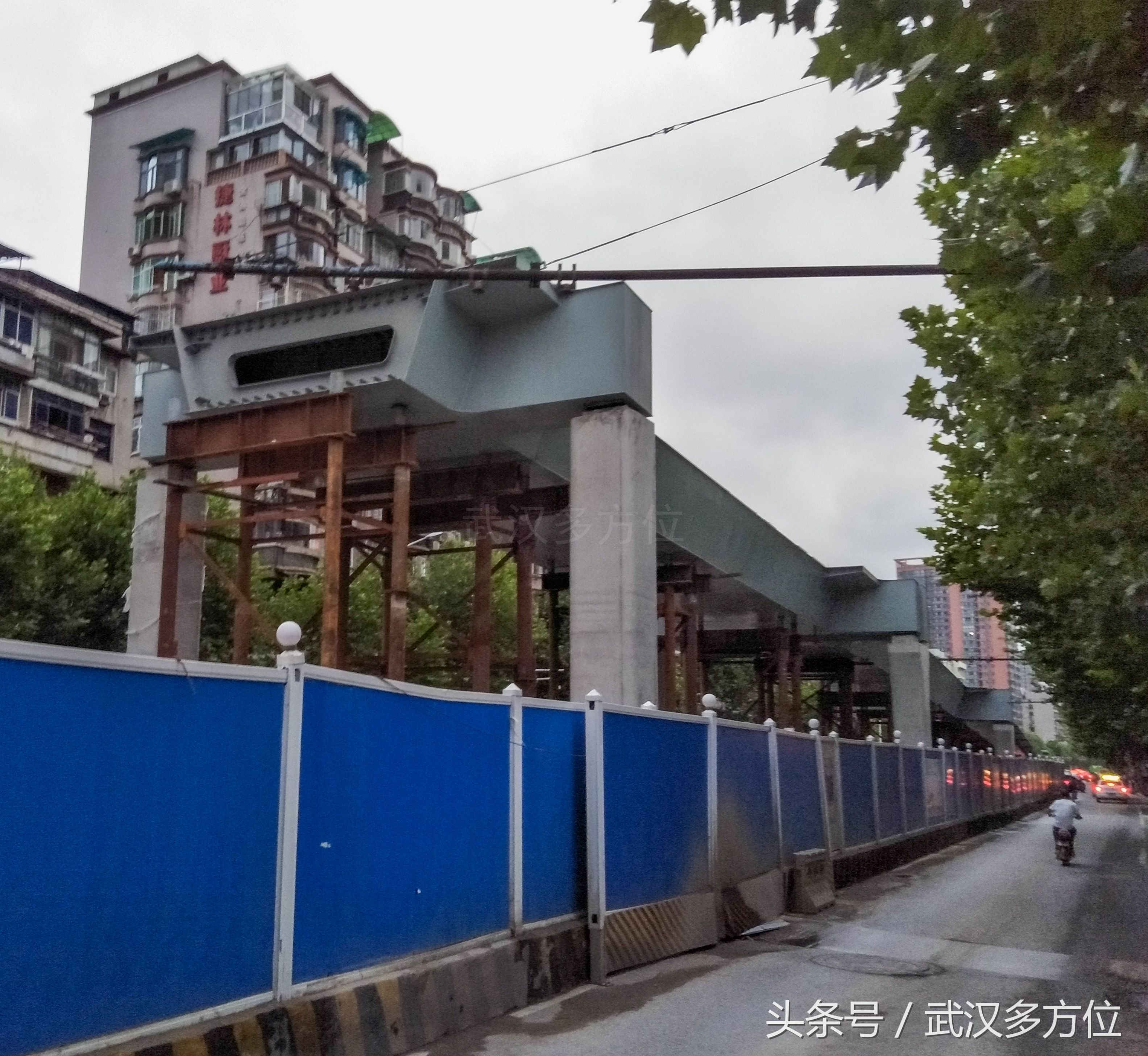 原定于8月份通车的月湖桥,引桥至今没合拢,武