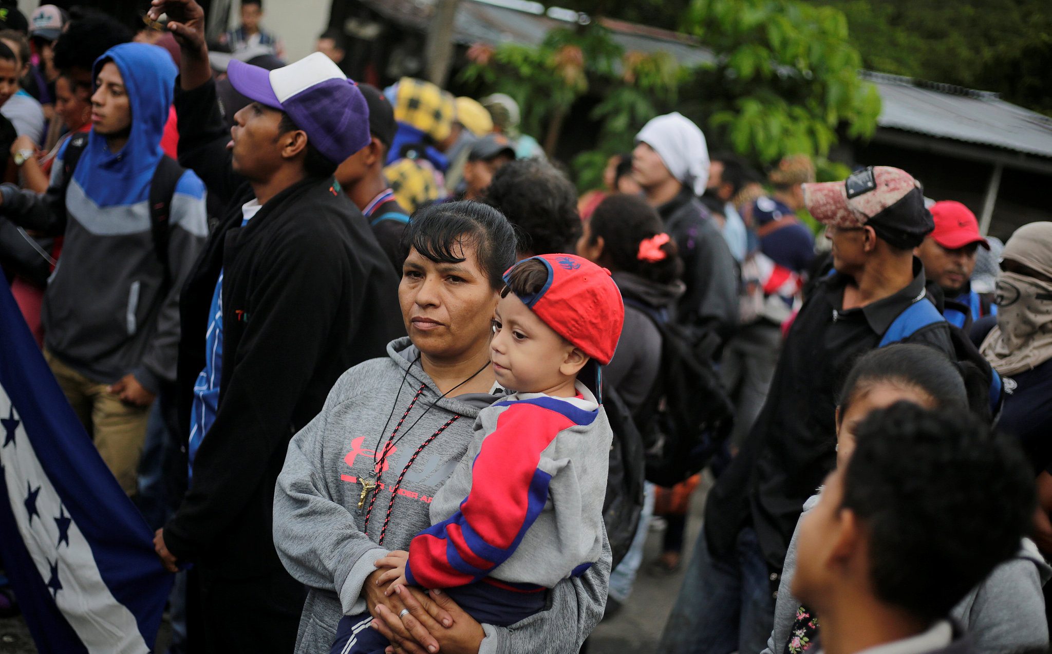 想去美国?洪都拉斯警方封锁边境与移民对峙