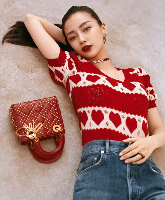 近日,Angelababy拍摄的一组七夕情人节大片曝光。镜头里的Angelababy身着红色桃心毛衣短衫,魅力红唇引人注目,既雅致又摩登,完美示范当代女性的流行风尚。