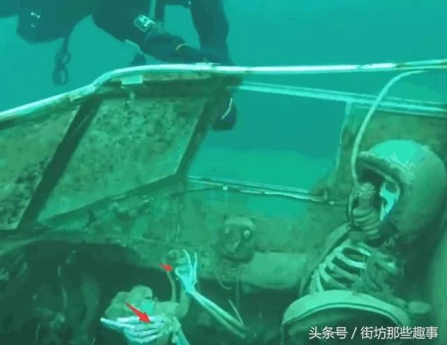 一男子深海潜水发现一架战斗机,靠近机舱还发