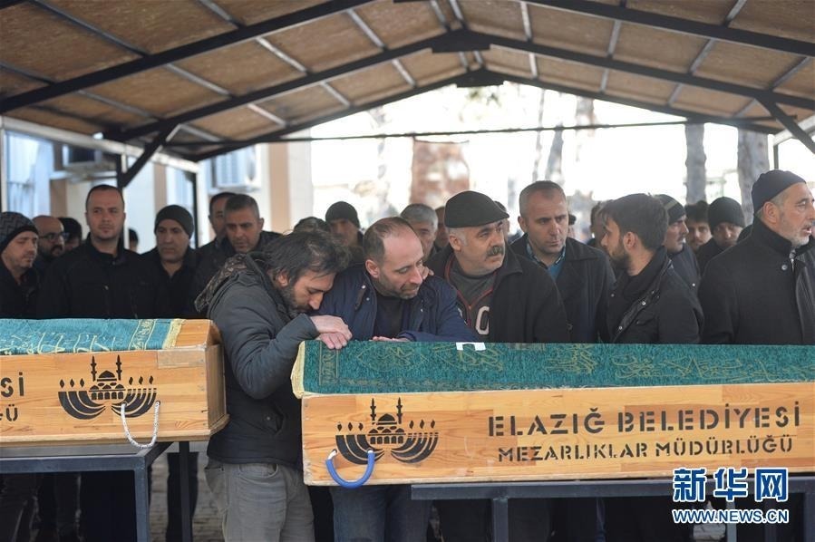 1月26日，在土耳其东部埃拉泽省，人们为地震中的遇难者举行葬礼。新华社发（穆斯塔法·卡亚摄）