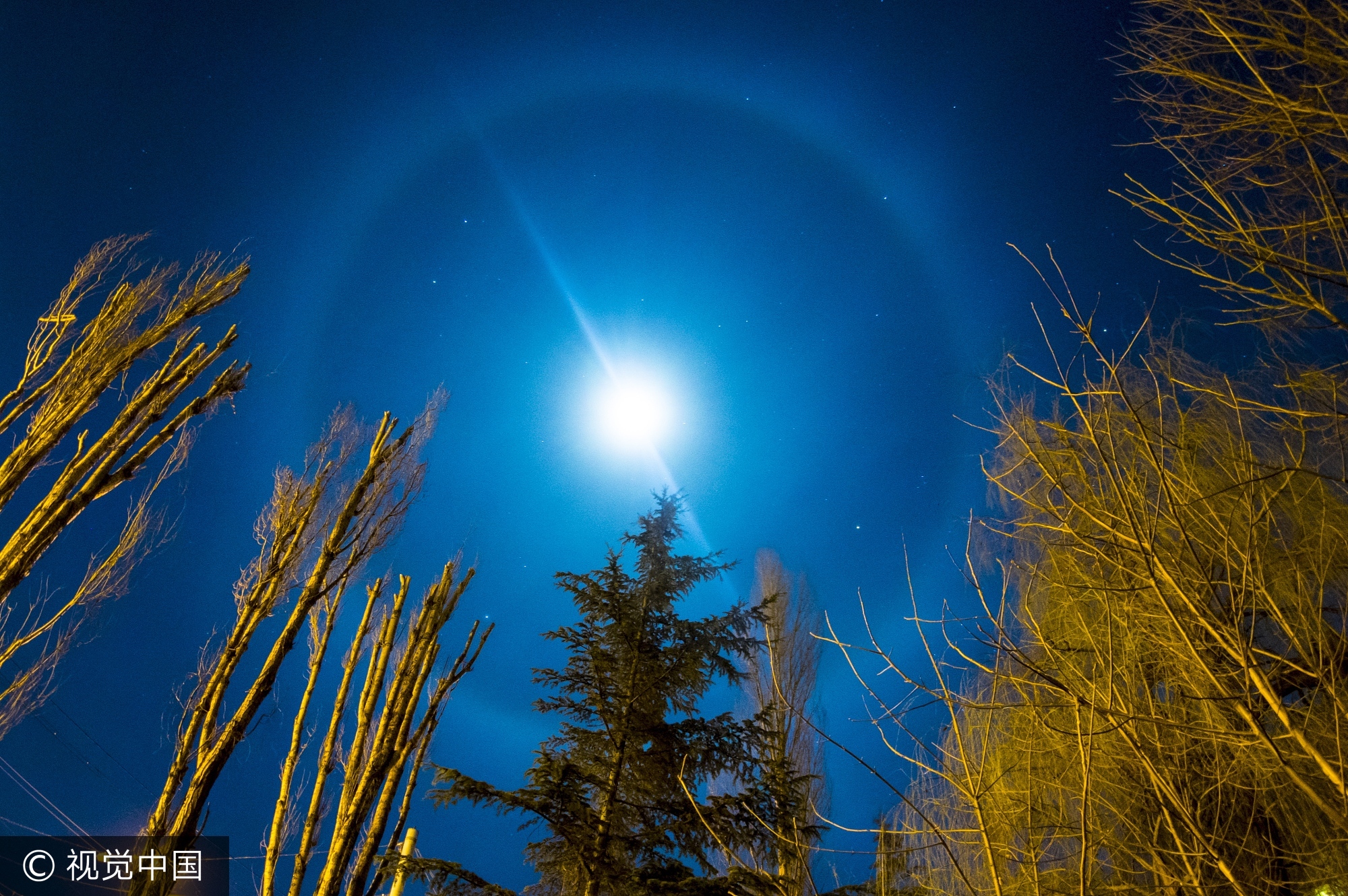 当地时间2016年2月19日,辛菲罗波尔,当地现月晕景观。