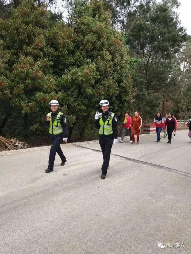 今天我当班武定交警圆满完成三八妇女节登山