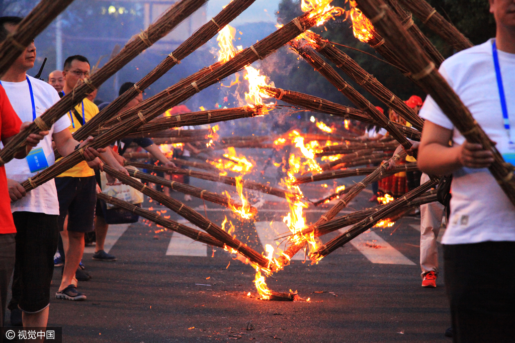 四川凉山彝族火把节万人空巷 数万民众点火狂欢