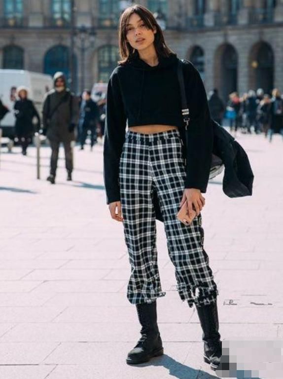 杨幂私服卫衣已经穿上身了 春季搭配赶紧学起