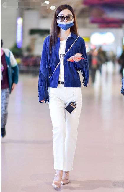 赵丽颖低调现身机场背两个包包 网友:重点是鞋