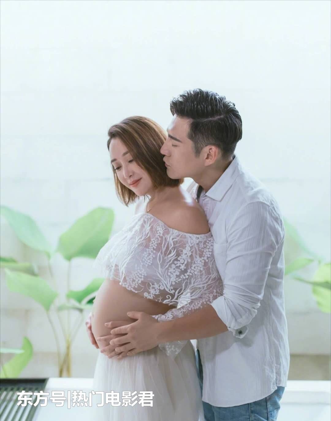 证内页,宣布已婚,2014年3月22日在巴厘岛举行婚礼,时隔四年后宣布怀孕