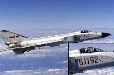 两架歼10战机险些撞落美侦察机, 飞行员扭头看
