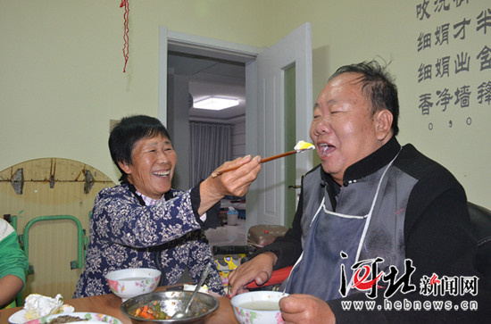 27年来,李书信照顾着瘫痪的丈夫,还供出3个大学生.