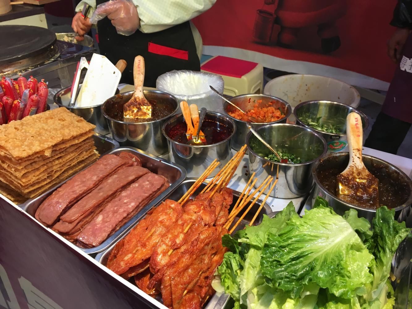 女子摆摊卖煎饼,25元一个可免费添加任何配料,你觉得她亏了吗