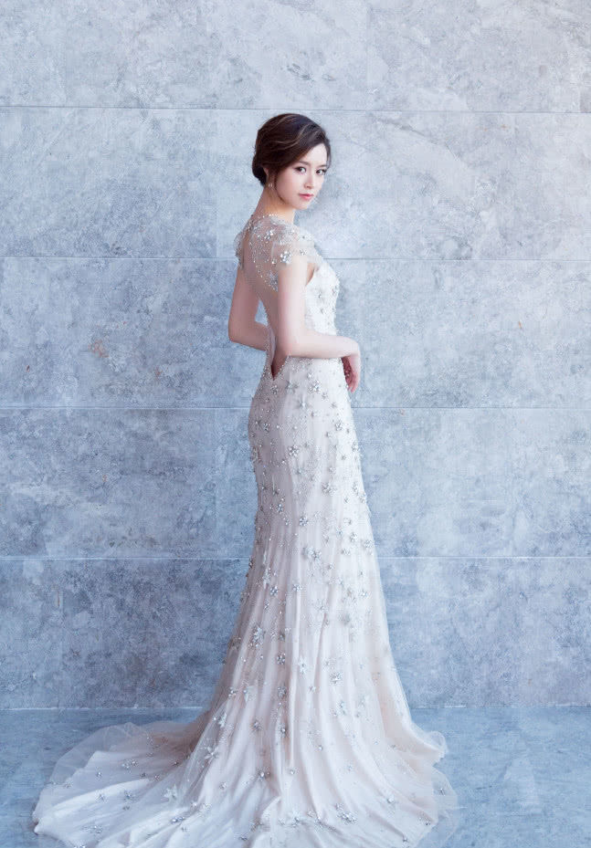 文咏珊身穿一件粉色印花薄纱裙,少女感十足,仙气飘飘,十分的秀丽.