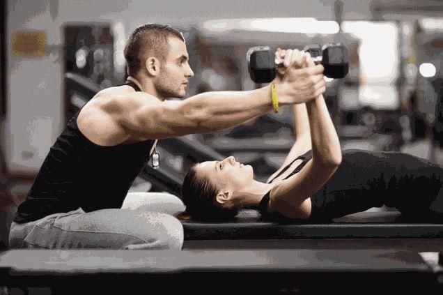 女学员遭健身教练咸猪手,贴身指导却引发网络