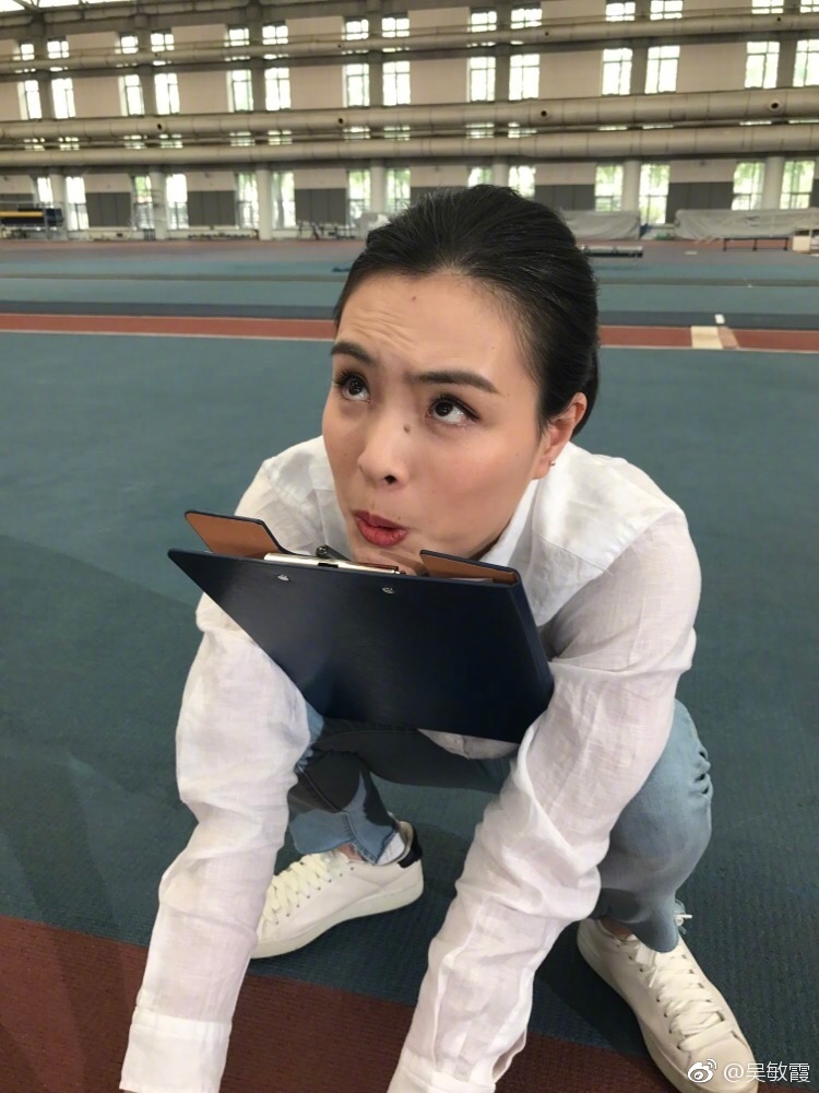 吴敏霞赏花放飞自己 女神秒变"表情包"