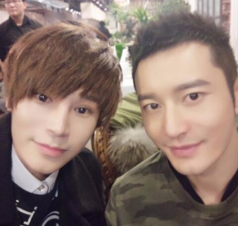 黄晓明手捞大闸蟹图走红网络 吃货陈奕天会吃