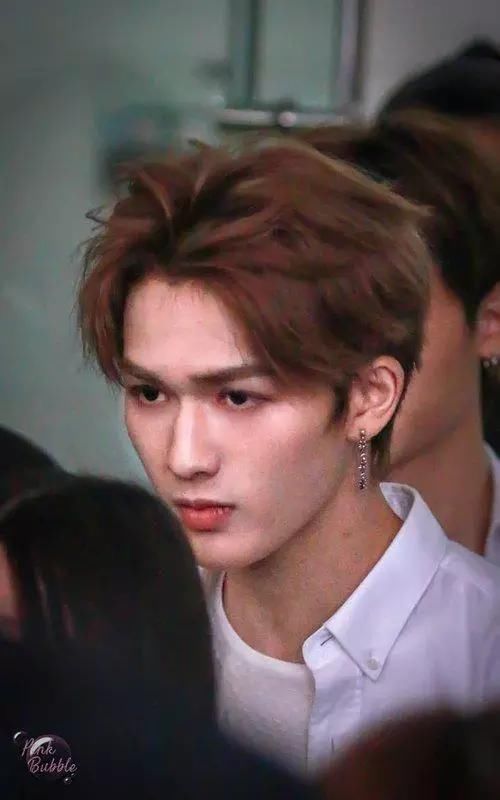 朱正廷这三张抓拍粉丝称为恃帅行程,黄明昊曝