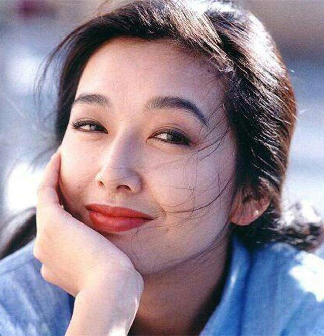 她是红极一时的美人，张嘉译为她推掉两部戏
