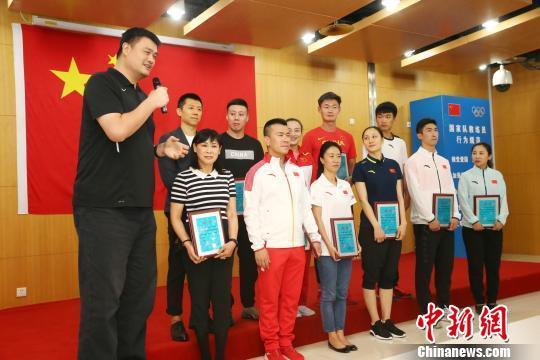 中国短道速滑队举行入队仪式 姚明等担任“冰雪运动推广大使”