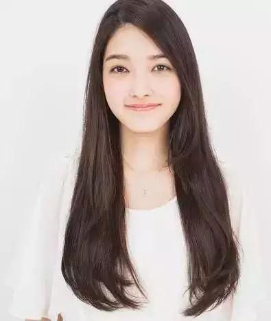 女人头发不烫不剪,扎这款发型男人看了都走不