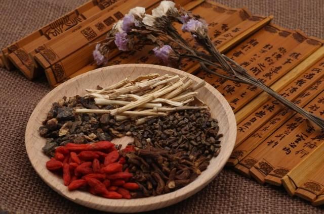 甲胎蛋白偏高,肝细胞受损,不是肝炎就是肝癌,你