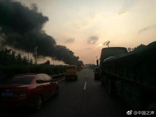 济南一高速4车追尾 油罐车着火伤亡不明