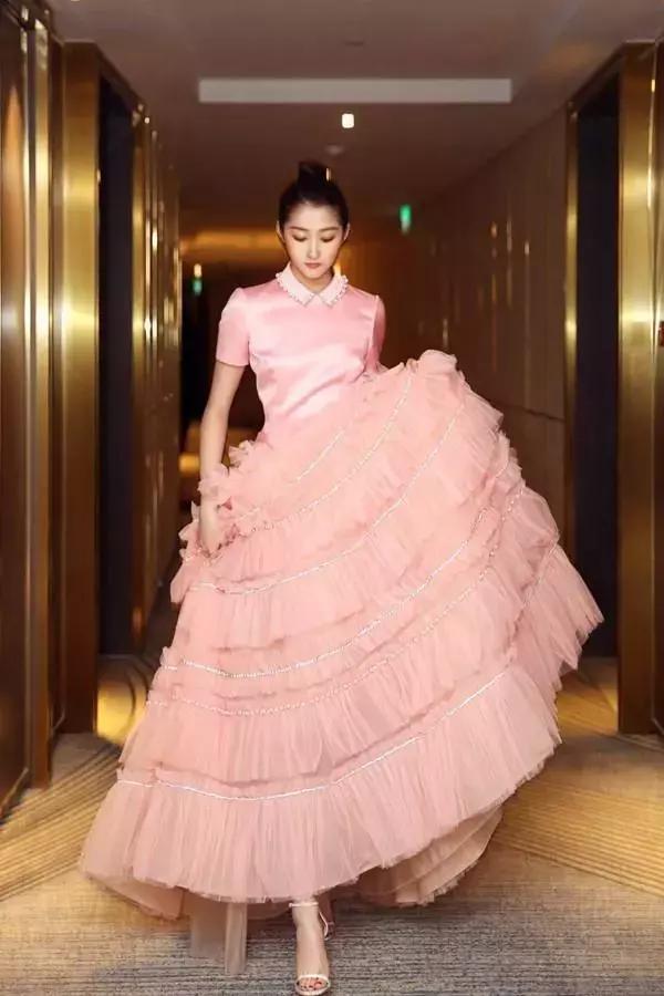 范冰冰与关晓彤相差16岁,同穿蛋糕裙,输了年龄