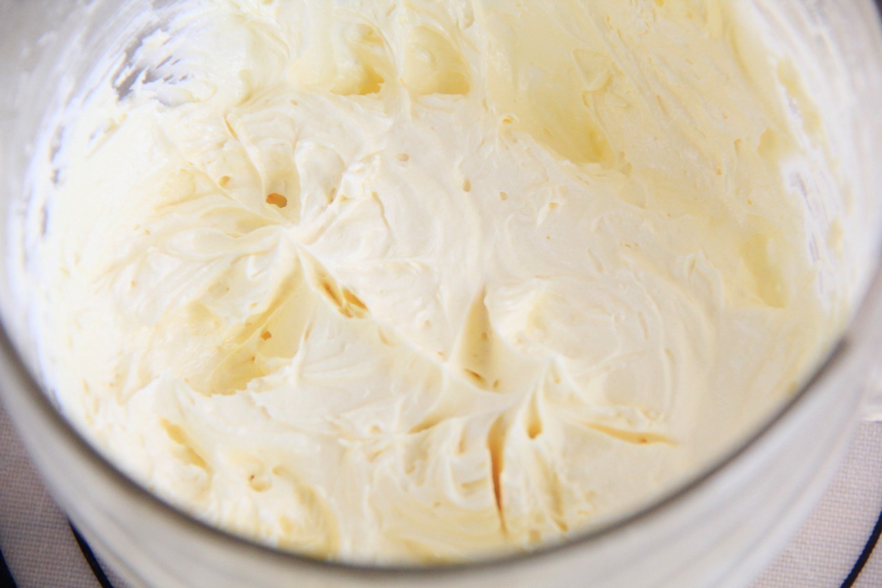 高速打发至黄油体积变大,颜色变浅.