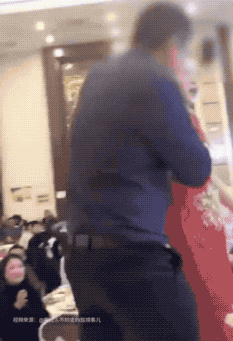 扇得漂亮!新娘遭男子掐脖跪拜,回头就是一巴掌 扇得漂亮!新娘遭男子掐脖跪拜,回头就是一巴掌