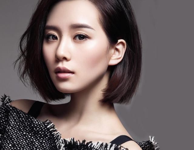 刘诗诗亮相活动紧身包臀装秀出完美曲线,网友