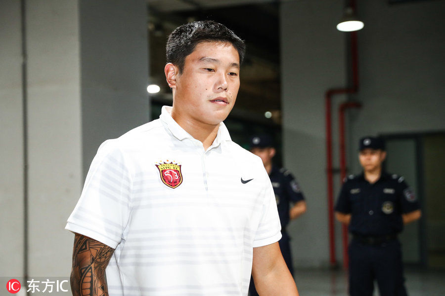上海上港将帅抵达赛场 武磊自提两双球鞋
