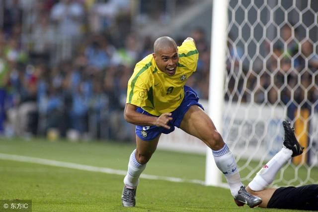 罗纳尔多和小罗,谁的球技更厉害?一个重剑无锋