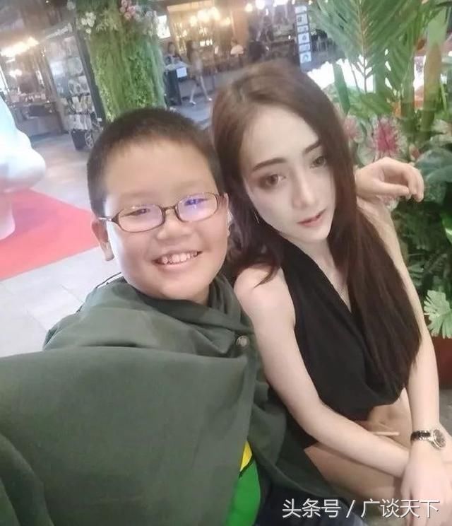 泰国小学生为网红模特买iPhone X,圣诞狂拍照