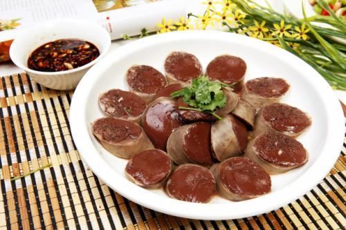 马上过年了,东北农村又要杀猪灌美味血肠了,你