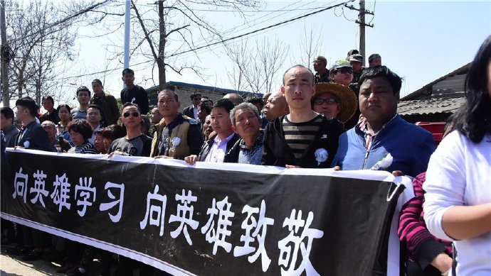 近日，海军某部一架战机在海南省乐东县境内组织飞行训练时失事，两名飞行员不幸牺牲，其中一名飞行员任永涛是陕西省西安市鄠邑区人。3月18日，在鄠邑区举行“接英雄烈士回家”纪念活动，不少民众来到现场缅怀英烈。