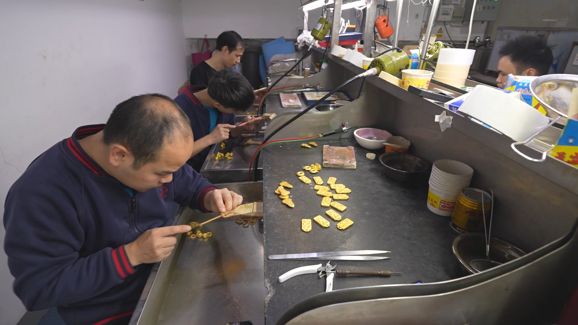 前店后厂 记者探访黄金加工工厂