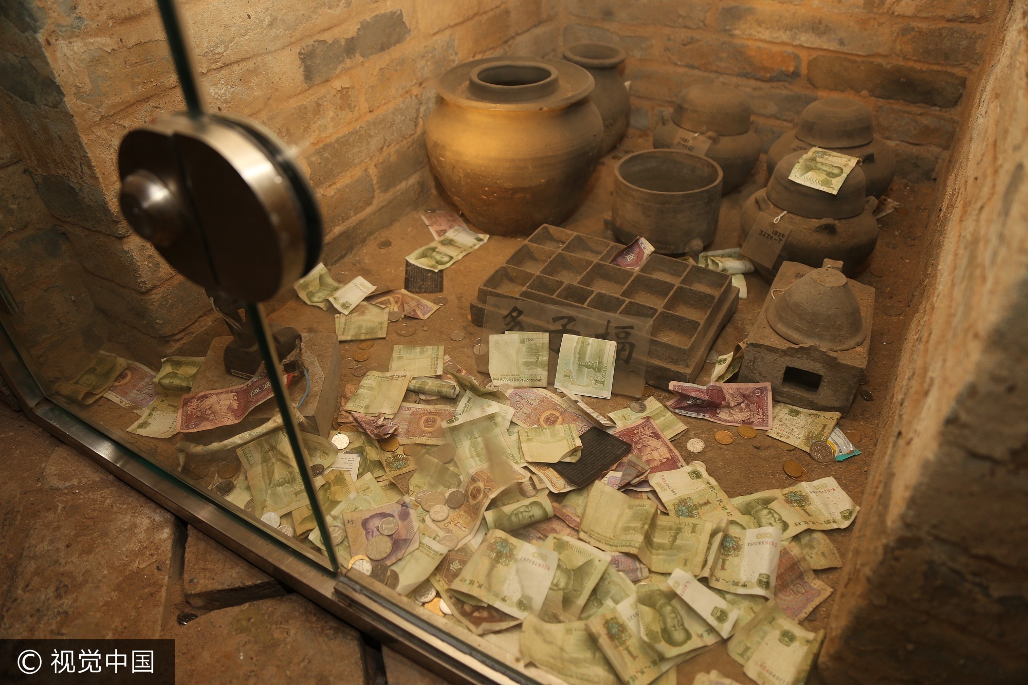 洛阳古墓博物馆被扔钱 西晋墓室撒满钱币