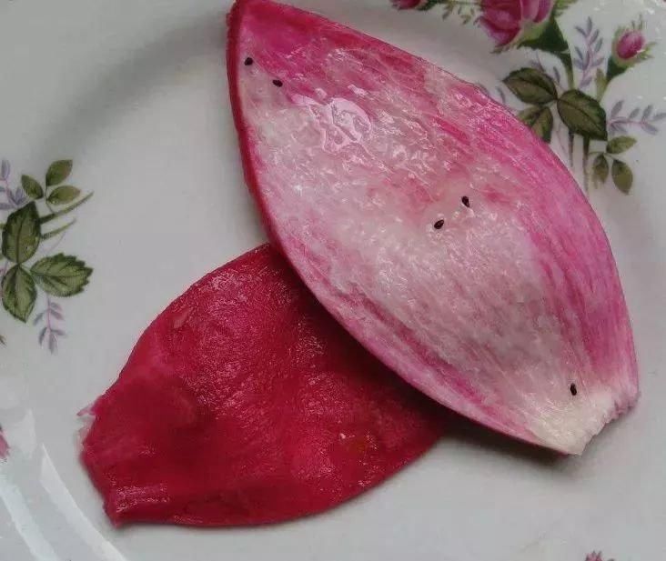 吃完火龙果的皮留着,捣碎加一物睡前抹脸,祛斑